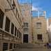 Sempre a Bari Vecchia, su spaziosa piazzetta SantAnselmo simpone in posizione cantonale la scuola dellinfanzia Diomede Fresa. Progettata dallarchitetto Pietro Maria Favia e costruita nel 1937,  rivestita per tutti i suoi due piani da pietre chiare sbozzate e quasi si confonde tra gli edifici pi antichi delle vicinanze